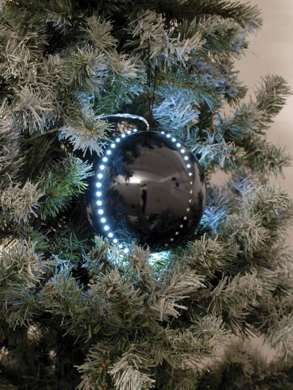 EUROPALMS LED Snowball 8cm- schwarz 5x